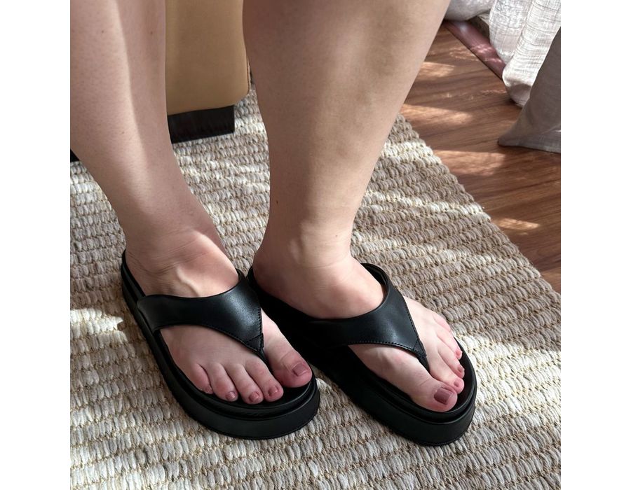 Flatform Elaine Preta | KUENTO SHOES